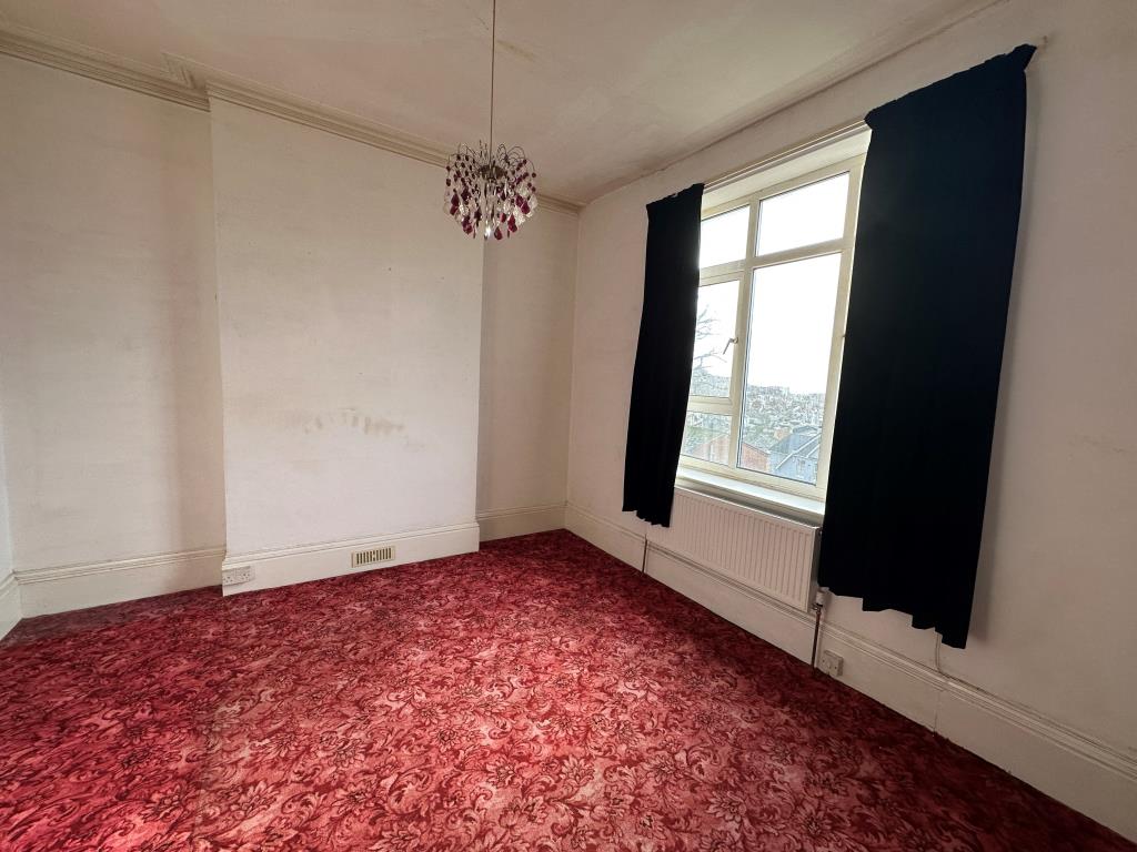 Lot: 81 - TWO-BEDROOM SELF-CONTAINED FLAT FOR IMPROVEMENT - Main Bedroom